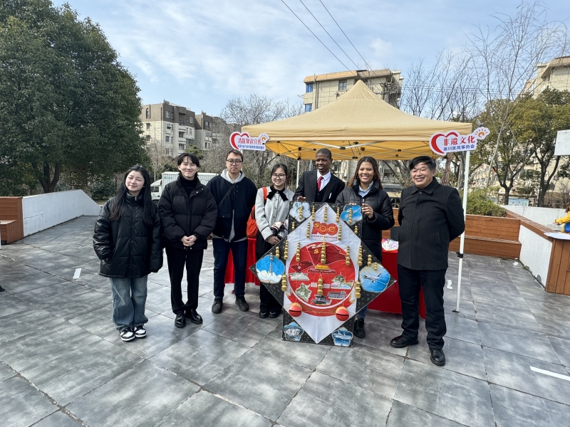 公司职工与社区志愿者合影.JPG