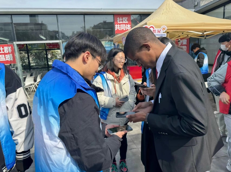 公司职工指导中国志愿者使用外国app.jpg